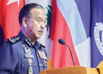 RAZARUDIN Husain berucap sempena Sambutan Peringatan Hari Polis ke-218 di Pusat Latihan Polis (Pulapol) Kuala Lumpur, semalam. – UTUSAN/SHIDDIEQIIN ZON