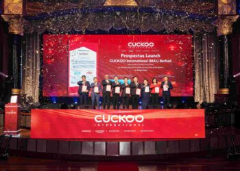Hoe Kian Choon (empat dari kiri) bersama barisan pengurusan tertinggi menunjukkan prospektus IPO semasa pelancaran prospektus Tawaran Awam Permulaan (IPO) Cuckoo International  sempena pelancaran prospektus di Petaling Jaya, semalam.