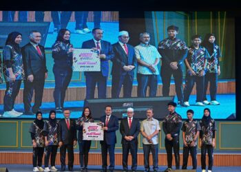AHMAD Samsuri Mokhtar (lima dari kiri) bergambar bersama pasukan Lawan Pedang pada Majlis Apresiasi Kontinjen Negeri Terengganu Sukma dan Para Sukma Edisi Ke-21 Sarawak 2024 di Wisma Darul Iman, Kuala Terengganu hari ini.