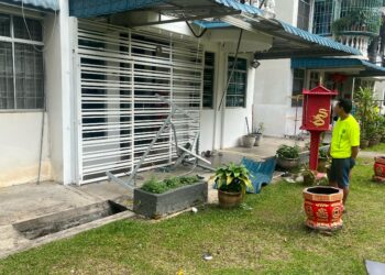 LOKASI di mana seorang suri rumah cedera parah selepas dipercayai terjatuh dari tingkat empat di sebuah pangsapuri di Cheng, Melaka, hari ini.