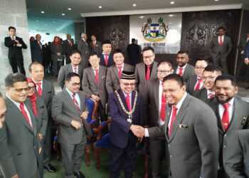 RUMAIZI Baharin (tengah) berjabat tangan dan bergambar dengan Ahli Majlis MBI di Ipoh, Perak hari ini.-UTUSAN