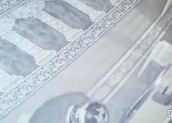 TANGKAP layar dalam video tular menunjukkan seorang lelaki berjaket dan bertopi keledar mengumpil tabung sebuab surau di Mambau, Seremban.