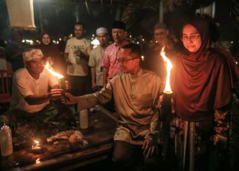 AHMAD Samsuri Mokhtar (dua dari kanan) melihat demonstrasi membuat pelita kekabu pada majlis penutup Program Pelita Raya Terengganu 2025 di Gong Badak, Kuala Nerus, Terengganu. - UTUSAN/PUQTRA HAIRRY ROSLI