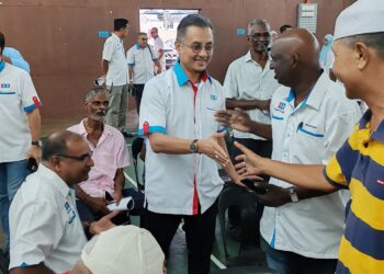 MOHAMAD Abdul Hamid (tengah) ketika hadir merasmikan MATC PKR Tasek Gelugor di Merbau Kudung, Sungai Dua, Butterworth, Pulau Pinang petang semalam.