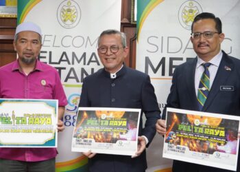 RAZALI Idris (tengah) menunjukkan poster program Pelita Raya Terengganu 2025 di Kuala Terengganu, hari ini. - UTUSAN/PUQTRA HAIRRY ROSLI