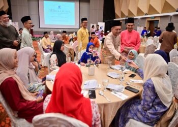 ABDUL Karim Endut (empat dari kanan) menyampaikan sumbangan duit raya kepada anak-anak yatim pada Majlis Berbuka Puasa Syarikat Air Terengganu Sdn. Bhd. (Satu) di Hotel Paya Bunga, Kuala Terengganu. - UTUSAN/PUQTRA HAIRRY