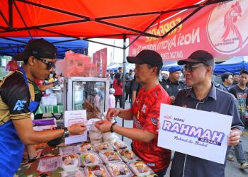 MUHAMMAD Zahir Mazlan (dua, kanan) bertemu peniaga di Bazar Ramadan Taman Politeknik, Port Dickson pada progam Op Pemantauan Bazar Ramadan Rahmah semalam.-UTUSAN/MOHD. SHAHJEHAN MAAMIN.