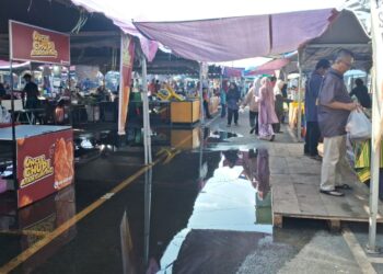 KEADAAN air yang bertakung meskipun sudah dua hari berlaku hujan lebat di Bazar Ramadan Sura Gate, Dungun, Terengganu. -UTUSAN/NIK NUR IZZATUL HAZWANI NIK ADNAN