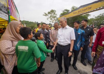FADILLAH Yusof ketika melawat gerai pada pelancaran program Imbas Kod QR dan Bayar (Cashless) di Bazar Ramadan Presint 14, di Putrajaya. - UTUSAN/FAISOL MUSTAFA