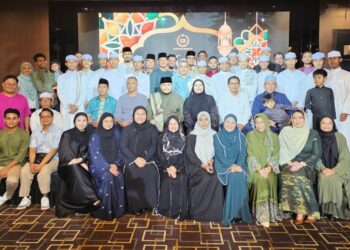KAKITANGAN Gading Berhad dan pelajar tahfiz bergambar semasa Majlis Berbuka Puasa dan Tahlil Bersama Anak-Anak Tahfiz di Tropicana Golf and Country Resort, Selangor.