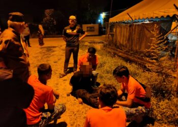 LELAKI dikehendaki polis berhubung kes pecah rumah ditangkap berhampiran Pejabat Angkatan Pertahanan Awam Malaysia (APM) ADaerah Hulu Terengganu di Kuala Berang, Hulu Terengganu - APM DAERAH HULU TERENGGANU