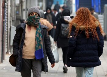 FOTO diambil pada 12 Disember 2024 menunjukkan dua wanita Iran, tidak memakai tudung, berjalan di ibu negara Teheran.- AFP