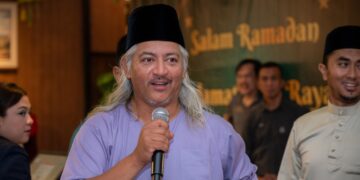 PRESIDEN Persatuan Penulis-Penulis Sukan Malaysia (SAM), Norismadi Abdul Manap berucap ketika majlis berbuka puasa bersama Kementerian Belia dan Sukan (KBS) dan SAM di sini, semalam. - FOTO IHSAN FB SAM