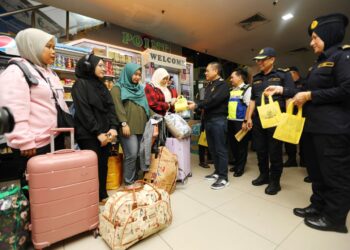 AEDY Fadly Ramli (tengah) ketika pemantauan dan pemeriksaan bas di Terminal Meru Raya, di Ipoh semalam. - UTUSAN