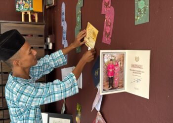 MUHAMMAD Azim Azizan tempah kad raya sendiri.