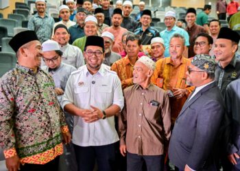 ZULKIFLI Hasan (dua dari kiri) beramah mesra bersama jemputan selepas perasmian Multaqa Iman dan Guru Takmir di Hospital Sultan Zainal Abidin, Kuala Nerus, Terengganu. - UTUSAN/PUQTRA HAIRRY