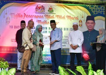 SAIFUDDIN Nasution Ismail menyerahkan permit masuk kepada warga asing yang berkahwin dengan rakyat tempatan sempena Majlis Penerapan Nilai-Nilai Murni dan Iftar di Kampung Permatang Tok Dik, Padang Serai di Kulim.