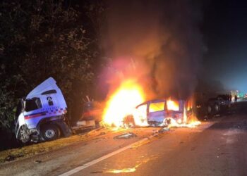 KEADAAN kereta Honda Stepwagon Spada yang dinaiki tiga beranak yang terbakar selepas terlibat dalam kemalangan di Kilometer 58.1 Lebuhraya Utara Selatan (Arah Selatan) dekat Kluang, Johor malam semalam.