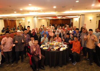 AHMAD Said (duduk, tiga dari kanan) bersama sebahagian daripada petugas media dalam majlis berbuka puasa di Kuala Terengganu. - UTUSAN/KAMALIZA KAMARUDDIN