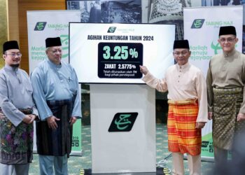 MOHD Na’im Mokhtar (dua dari kanan), Pengerusi Tabung Haji, Tan Sri Abdul Rashid Hussain (dua dari kiri) dan Syed Hamadah Syed Othman (paling kanan), pada Majlis Pengumuman Keuntungan Lembaga Tabung Haji bagi tahun 2024, di Menara Tabung Haji, Kuala Lumpur. - UTUSAN/ SHIDDIEQIIN ZON
