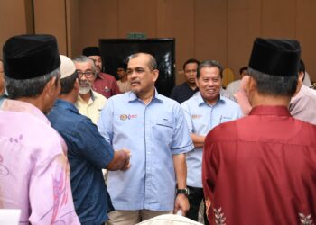 AMRAN Abd. Kadir (tengah) beramah mesra dengan koperator yang hadir di Majlis Apresiasi Koperasi di Kuala Terengganu, semalam. - UTUSAN/KAMALIZA KAMARUDDIN