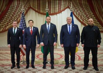 BARISAN delegasi dari Amerika Syarikat (AS) dan Ukraine dalam sesi bergambar selepas rundingan penting di Jeddah, kelmarin.- AFP