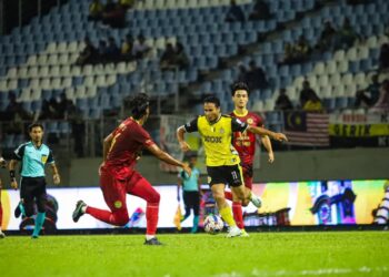 PEMAIN Perak FC, Wan Zack Haikal Wan Nor cuba melepasi pertahanan NS FC dalam perlawanan Liga Super di Stadium MP Manjung di Lumut hari ini. - UTUSAN/IHSAN PERAK FC