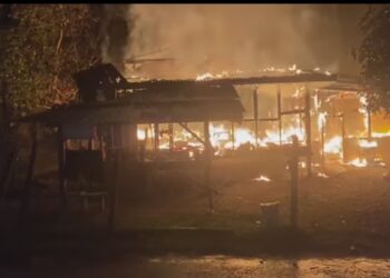 SEBUAH rumah diduduki  lima sekeluarga musnah terbakar di Kampung Lubuk Batu, Hulu Terengganu.