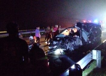 KEADAAN kenderaan Nissan Serena yang terlibat kemalangan maut di Kilometer 416.7 Lebuh Raya Pantai Timur (LPT) 2, Hulu Terengganu hari ini. - IHSAN BOMBA