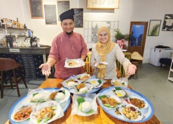 HAIROL Izad Redzuan dan isteri Nathilah Mohd. Said menunjukkan setiap menu berasaskan sambal bilis yang dijual di kafe Warung Orang Lama yang terletak di Nilai, Seremban. – MINGGUAN /NUR SHARIEZA ISMAIL
