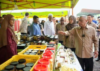SAARANI Mohamad melawat gerai jualan pada program  Jualan Perak Sejahtera  Agro Madani di Tapah. - UTUSAN/MUHAMAD NAZREEN SYAH MUSTHAFA