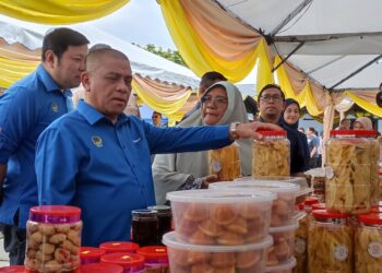 SAARANI Mohamad melawat tapak usahawan pada Program KPKM Inc. Dan Riang Ria Raya Promosi dan Jualan Produk Industri Asas Tani (IAT) Jabatan Pertanian Perak 2025 di Tapah hari ini. - UTUSAN/MEGAT LUTFI MEGAT RAHIM