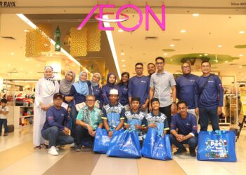 Pengerusi MBSB Berhad, Datuk Wan Kamaruzaman Wan Ahmad dan Ketua Pegawai Operasi Kumpulan, Jesleigh Johari bersama sukarelawan kakitangan MBSB, menyebarkan kemeriahan perayaan semasa membeli-belah Raya dan acara pengagihan duit raya bersama 190 kanak-kanak di AEON Shah Alam.