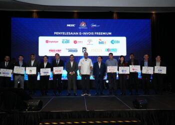 GOBIND DEO (tengah) bersama rakan strategik pada Majlis Inisiatif Pendigitalan Perniagaan di sini semalam.
