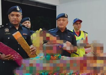 ABANG Zainal Abidin Abang Ahmad  (tengah) menunjukkan sebahagian mercun yang dirampas dalam serbuan di dua buah premis di Kanthan dan Klebang, Chemor di Ipoh semalam. - UTUSAN