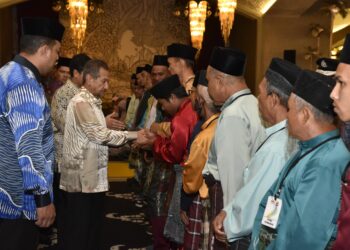 SULTAN Mizan Zainal Abidin (dua dari kiri) berkenan menyampaikan bantuan kepada 790 fakir miskin dan pelajar sekolah sempena Hari Raya Aidilfitri di Istana Syarqiyyah, Chendering, Kuala Terengganu.