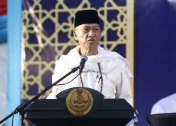 MOHAMED Nazri Abdul Aziz berucap pada Majlis Iftar Perdana dan serahan sumbangan Kasih Madani Aidilfitri peringkat Parlimen Padang Rengas  semalam. - UTUSAN/MUHAMAD NAZREEN SYAH MUSTHAFA
