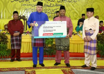 SULTAN Nazrin Muizzuddin Shah menyampaikan serahan bantuan hari raya MAIPk untuk asnaf, fakir dan miskin pada majlis sambutan Nuzul al-Quran dan berbuka puasa di Masjid Sultan Azlan Shah di Ipoh. - UTUSAN/MUHAMAD NAZREEN SYAH MUSTHAFA