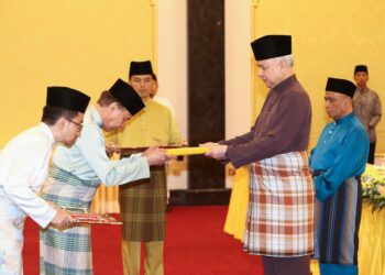 SULTAN Nazrin Muizzuddin Shah menyampaikan serahan zakat perniagaan kepada Yang Dipertua MAIPk, Tan Sri Mohd. Annuar Zaini pada majlis berbuka puasa di Istana Iskandariah Kuala Kangsar. - UTUSAN/MUHAMAD NAZREEN SYAH MUSTHAFA