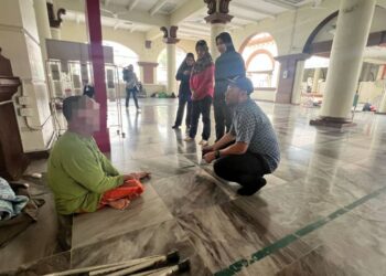 MOHD. Halimie Md. Salleh (kiri) menyoal siasat Omardin semasa Op Bersih Ramadan di Masjid Jamek Muhammadi, Kota Bharu, Kelantan hari ini.