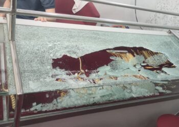 KACA pameran dipecahkan sebelum melarikan dua dulang emas dalam kejadian rompakan di pekan Kuala Sungai Baru, Alor Gajah, Melaka.