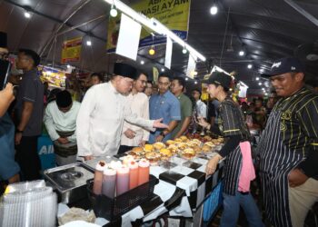 ANWAR Ibrahim ketika sesi walkabout di Bazar Ramadan Rahmah Kamunting di Taiping hari ini. FOTO/MUHAMAD NAZREEN SYAH MUSTHAFA