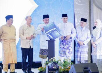 ANWAR Ibrahim menyempurnakan Majlis Pecah Tanah Pembangunan Masjid Madani di Jalan Munshi Abdullah, Kuala Lumpur. - UTUSAN/SHIDDIEQIIN ZON