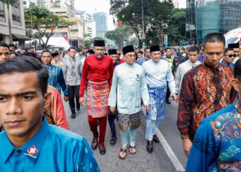 ANWAR Ibrahim hadir ke Majlis Pecah Tanah Pembangunan Masjid Madani di Jalan Munshi Abdullah, Kuala Lumpur. - UTUSAN/SHIDDIEQIIN ZON