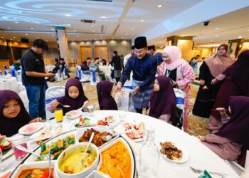 MOHD. Azharuddin Mat Sah menyampaikan pek raya kepada anak-anak yatim pada Majlis Berbuka Prasarana di ibu negara semalam-UTUSAN/SHIDDIEQIIN ZON