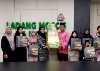 TUJUH beradik yatim piatu menerima baju raya daripada Ahmad Sobri Wan Teh (tengah) pada majlis berbuka puasa di Surau Ladang Moccis Batu 7, Changkat Jong, Teluk Intan, baru-baru ini. – UTUSAN/AIN SAFRE BIDIN