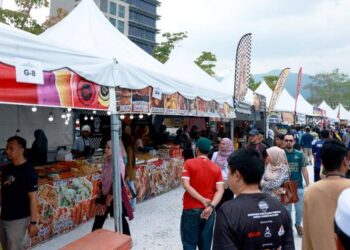 ORANG ramai membeli juadah berbuka puasa di Bazar Ramadan Bulatan Sultan Azlan Shah, Ipoh, semalam.