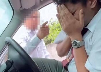 TANGKAP layar rakaman video memaparkan seorang pelajar yang berlumuran darah di bahagian muka akibat dipukul seorang lelaki dalam kejadian akibat perselisihan faham semasa memandu di Saujana Impian, semalam.