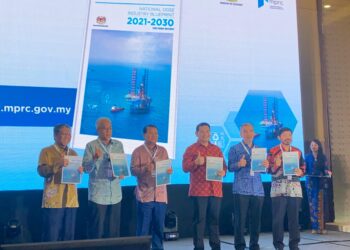 RAFIZI Ramli (tiga dari kanan) bersama Mohd Yazid Ja’afar (dua dari kanan) semasa Peluncuran Kajian Separuh Penggal Pelan Tindakan Industri OGSE Kebangsaan 2021 - 2030. UTUSAN/SABRINA ZULKIFLI