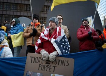 PENUNJUK perasaan berhimpun di pusat bandar untuk menunjukkan sokongan kepada Ukraine di Chicago, Illinois, pada 2 Mac lepas.- AFP